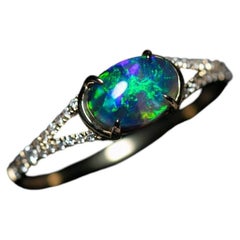 Verlobungsring mit australischem schwarzem Opal, geteiltem Ringband und Pavé-Fassung, 14 Karat