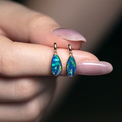 Pendientes colgantes de ópalo doble australiano de colores vivos en oro amarillo de 14K