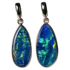 Pendientes colgantes de ópalo doble australiano de colores vivos en oro amarillo de 14K