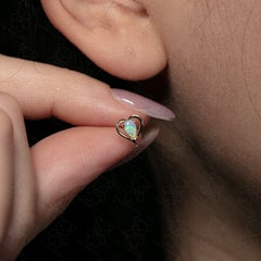 Herzförmige Ohrstecker aus massivem australischem Opal, 14 Karat Gelbgold
