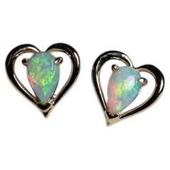 Herzförmige Ohrstecker aus massivem australischem Opal, 14 Karat Gelbgold