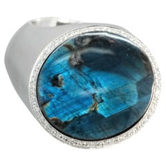 BUNDA Ring aus 18 Karat Weißgold mit 18,66 Karat Labradorit und 0,27 Karat Diamanten