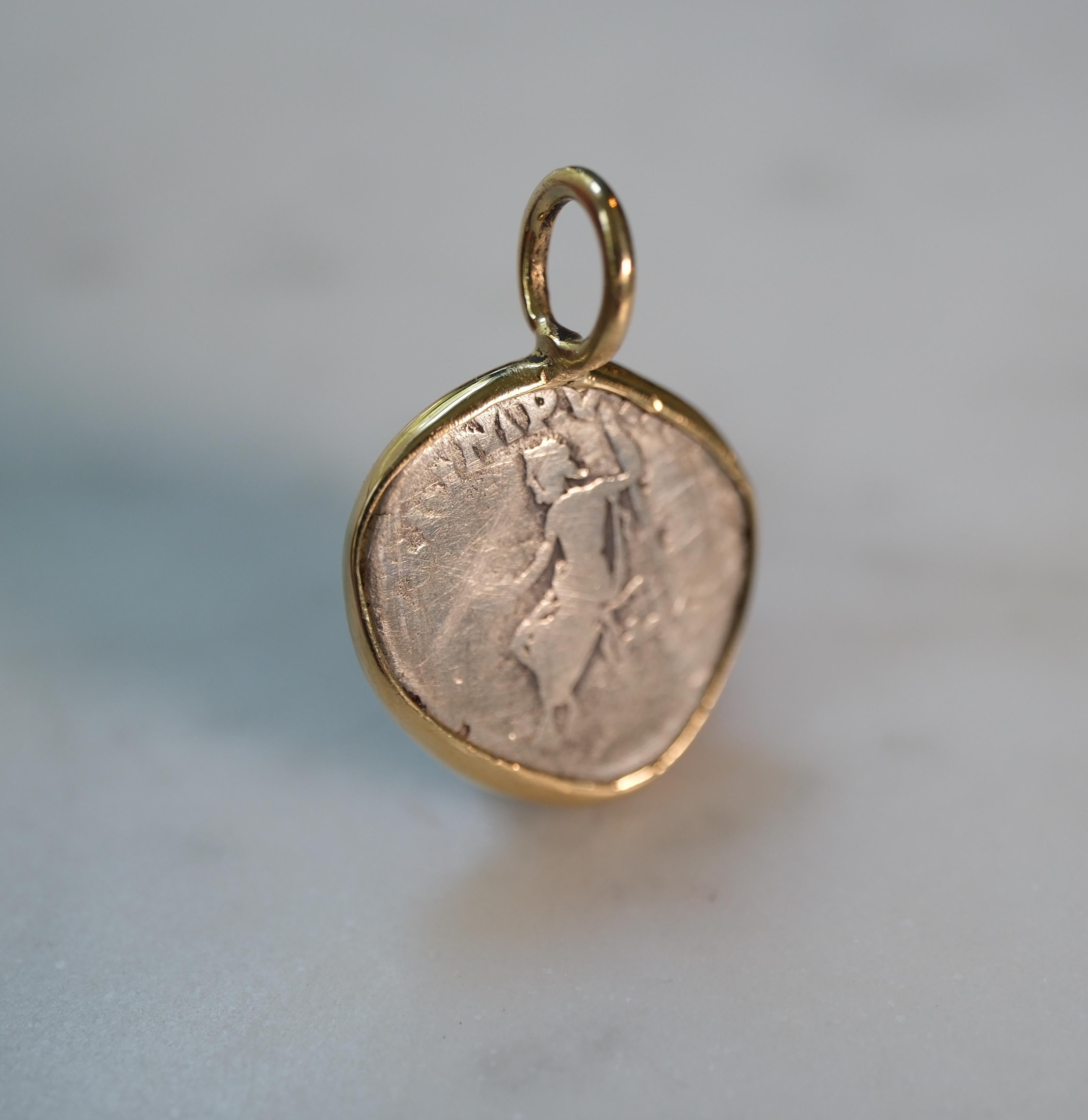 Pendentif en or 18 carats orné d'une pièce de monnaie romaine de Marc Aurèle - Victoire et Rome, 170 après J.-C. Neuf - En vente à Chicago, IL