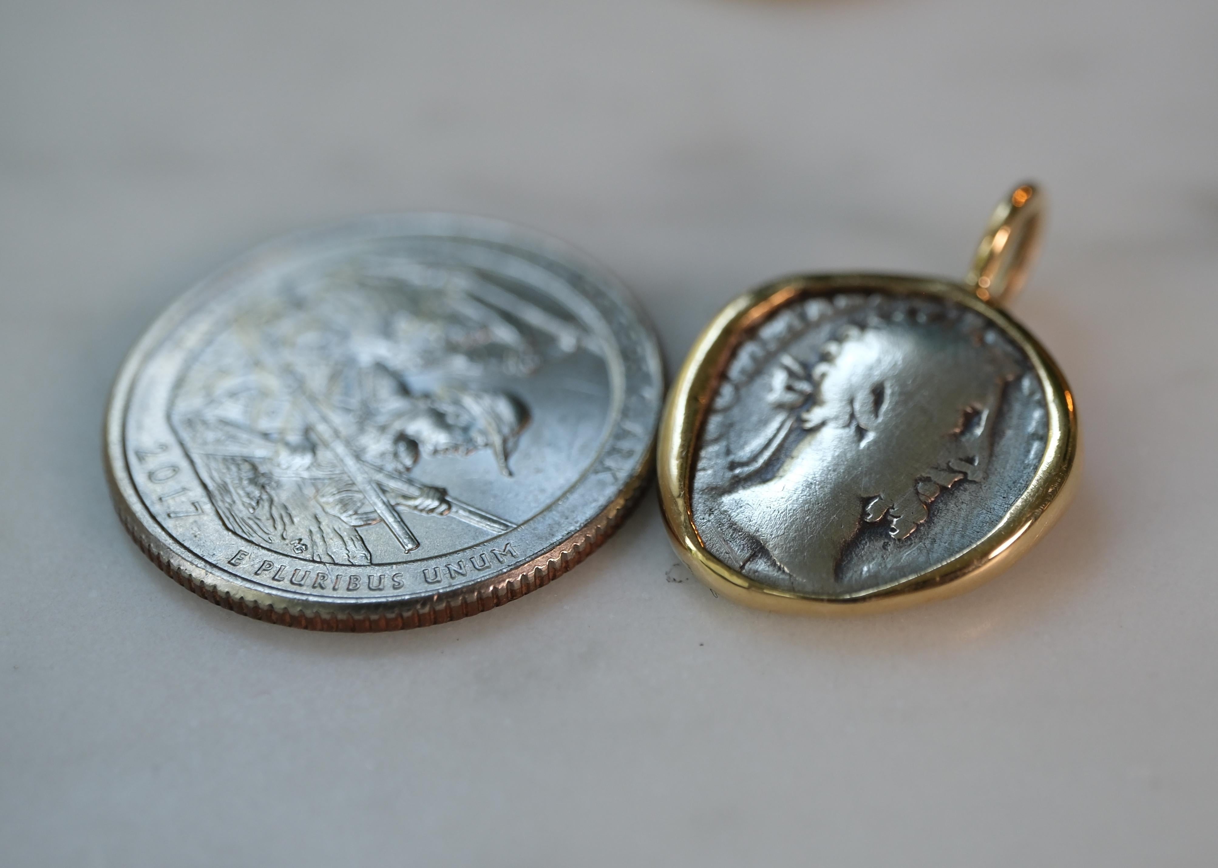 Pendentif en or 18 carats orné d'une pièce de monnaie romaine de Marc Aurèle - Victoire et Rome, 170 après J.-C. Unisexe en vente