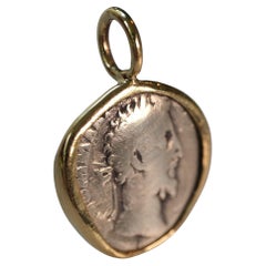 Pendentif en or 18 carats orné d'une pièce de monnaie romaine de Marc Aurèle - Victoire et Rome, 170 après J.-C.