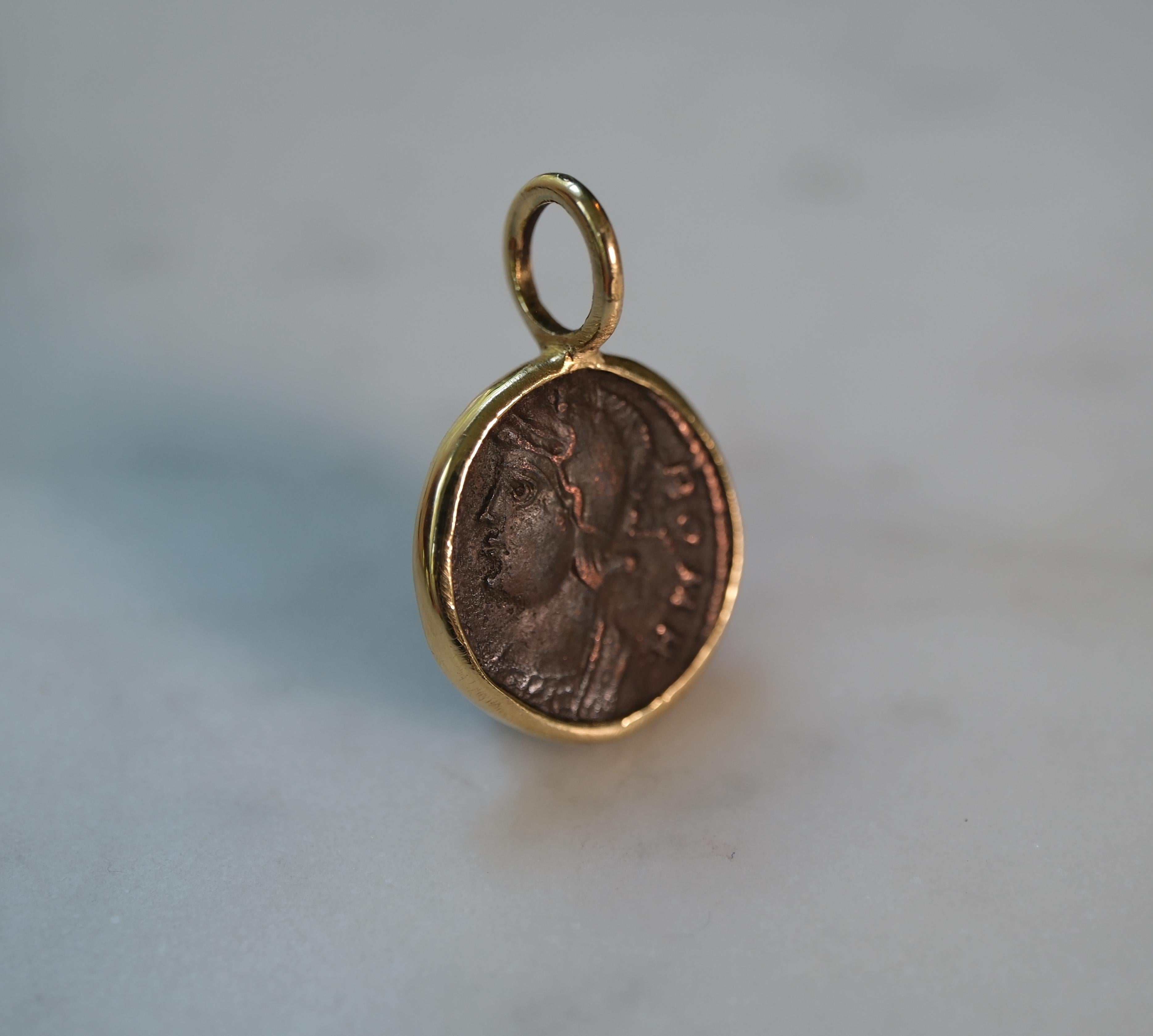 Pendentif en forme de pièce de monnaie de l'Antiquité romaine - Louve Romulus et Remus  Constantin I, AD 334 Neuf - En vente à Chicago, IL
