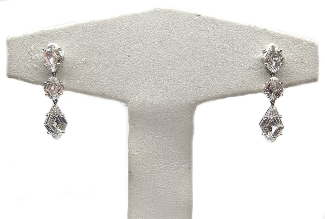 Ces élégantes boucles d'oreilles en forme de cerf-volant, issues de la Collection Modern de J. Birnbach, sont un mélange saisissant de sophistication et de design moderne. Réalisée en platine, cette paire éblouissante met en valeur six diamants de