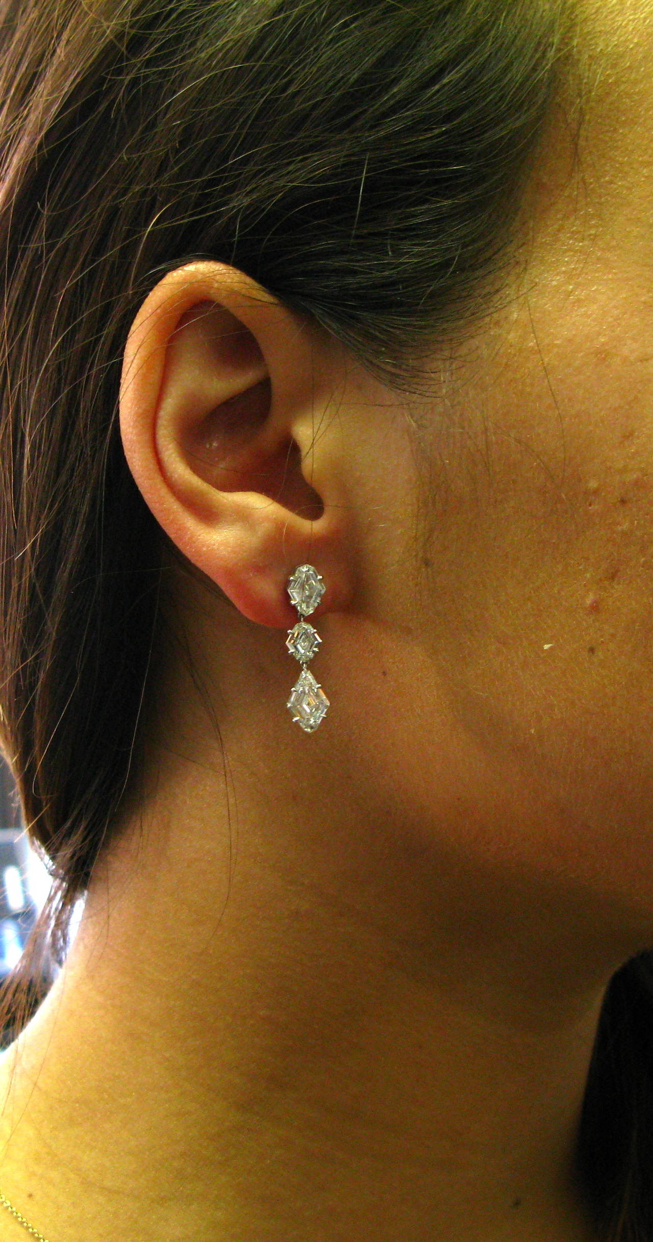 Taille losange Boucles d'oreilles Kite en platine avec 3,25 carats de diamants en vente