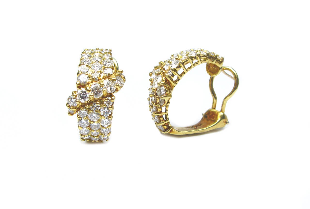 This beautiful pair of 18kt yellow gold leverback hoops contains approximately 3.50ctw of round brilliant diamonds. The perfect accessory to dress your outfit up or down.