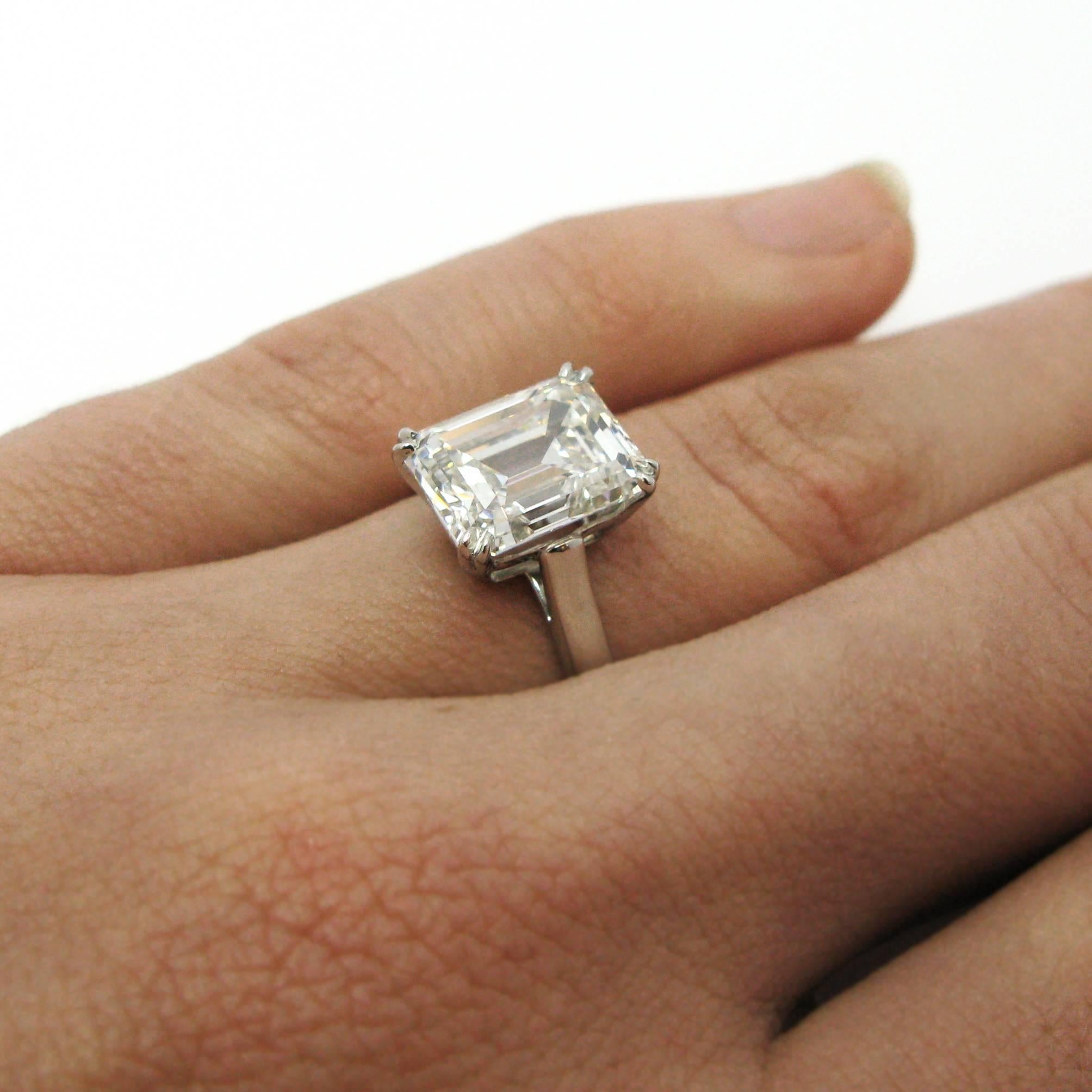 Eine einfache:: aber elegante Anwesen Ring von Tiffany & Co. verfügt über eine 4::12 Karat Smaragd-Schliff Diamant mit G Farbe und VS1 Klarheit. Der Diamant ist in einer Solitärfassung aus Platin mit doppelten Zacken und leichten