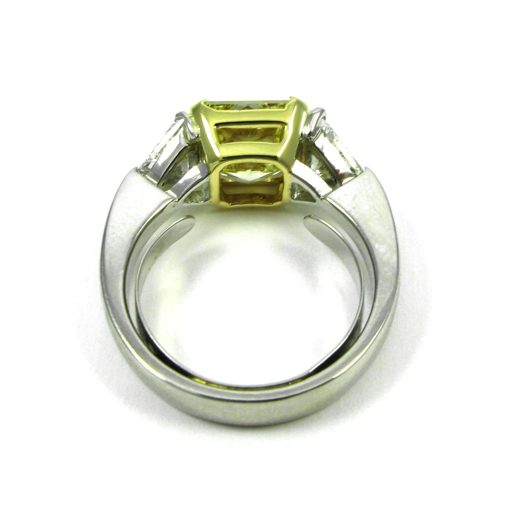 Women's or Men's GIA Certified 3.23 Carat Fancy Yellow and White Diamond Gold Three-Stone Ring
