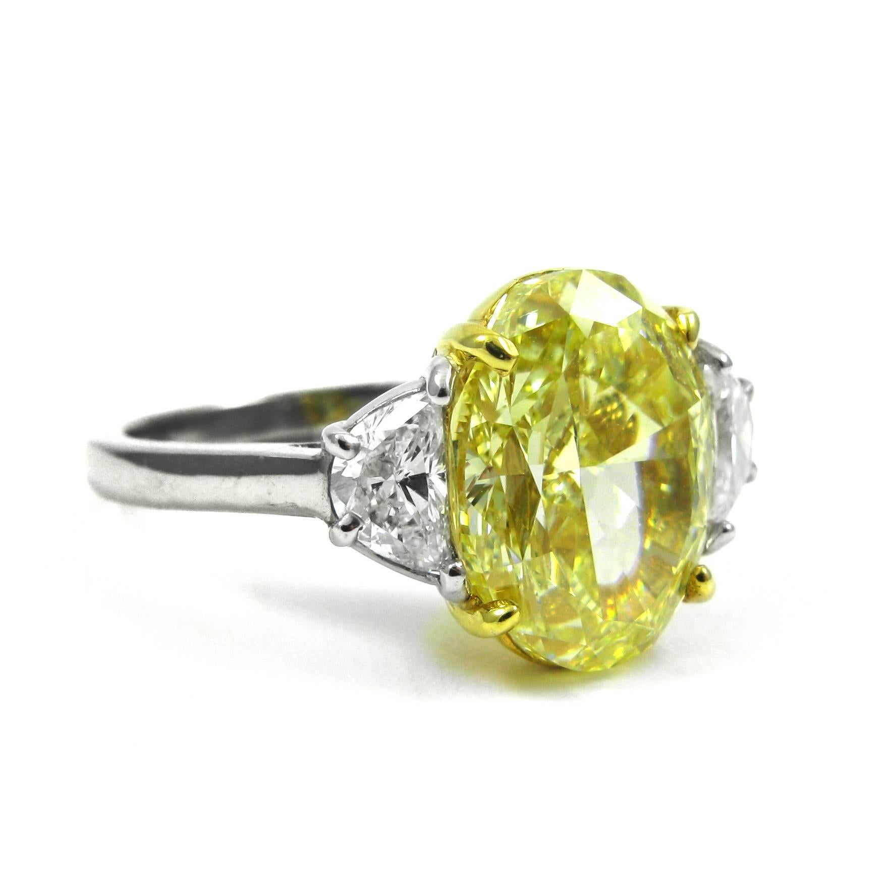 Stunning GIA Certified 4.61 Carat Fancy Intense Yellow Oval Diamond Ring In Excellent Condition In New York, NY