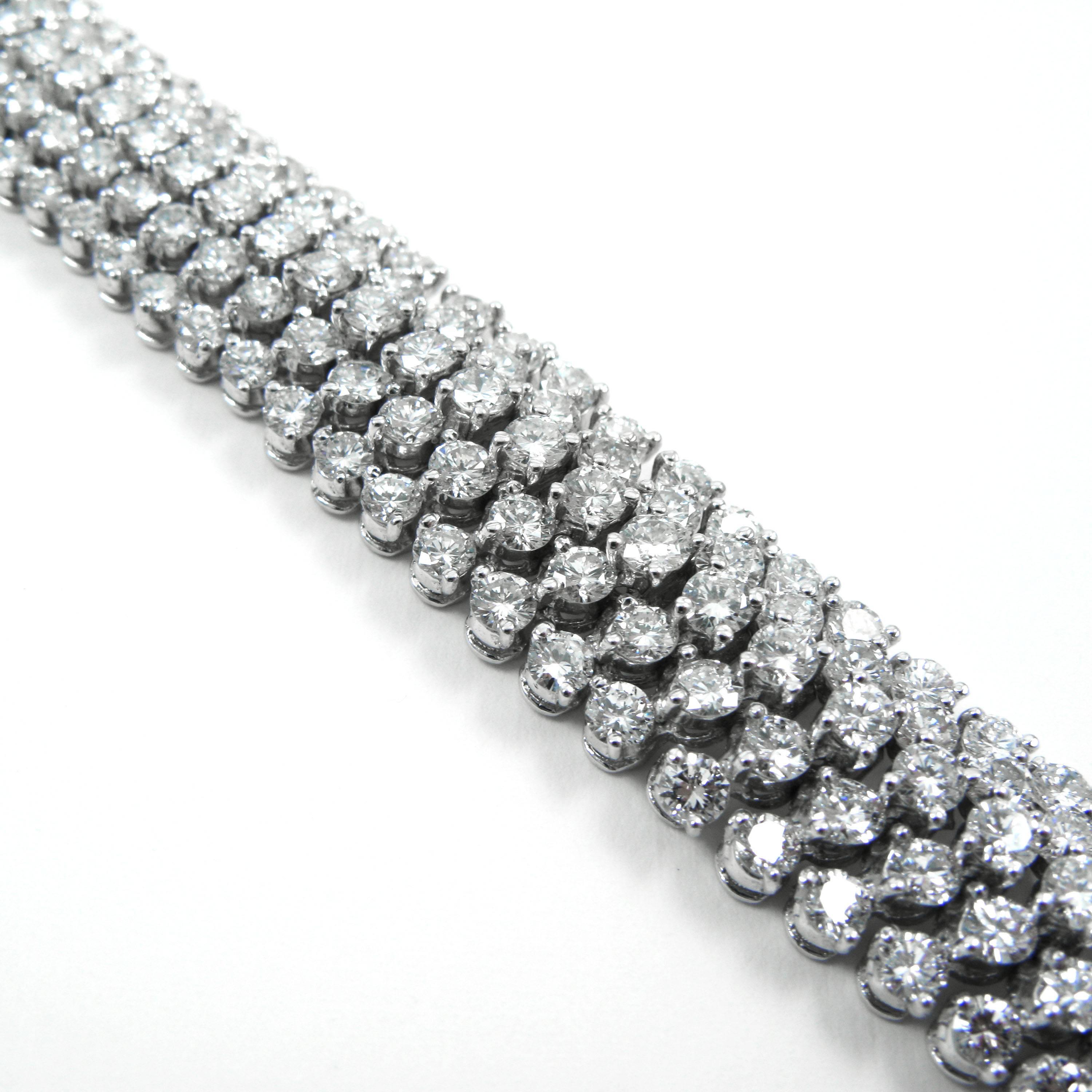 Chic 18 Carat Total Diamond Platinum Bracelet In Excellent Condition In New York, NY