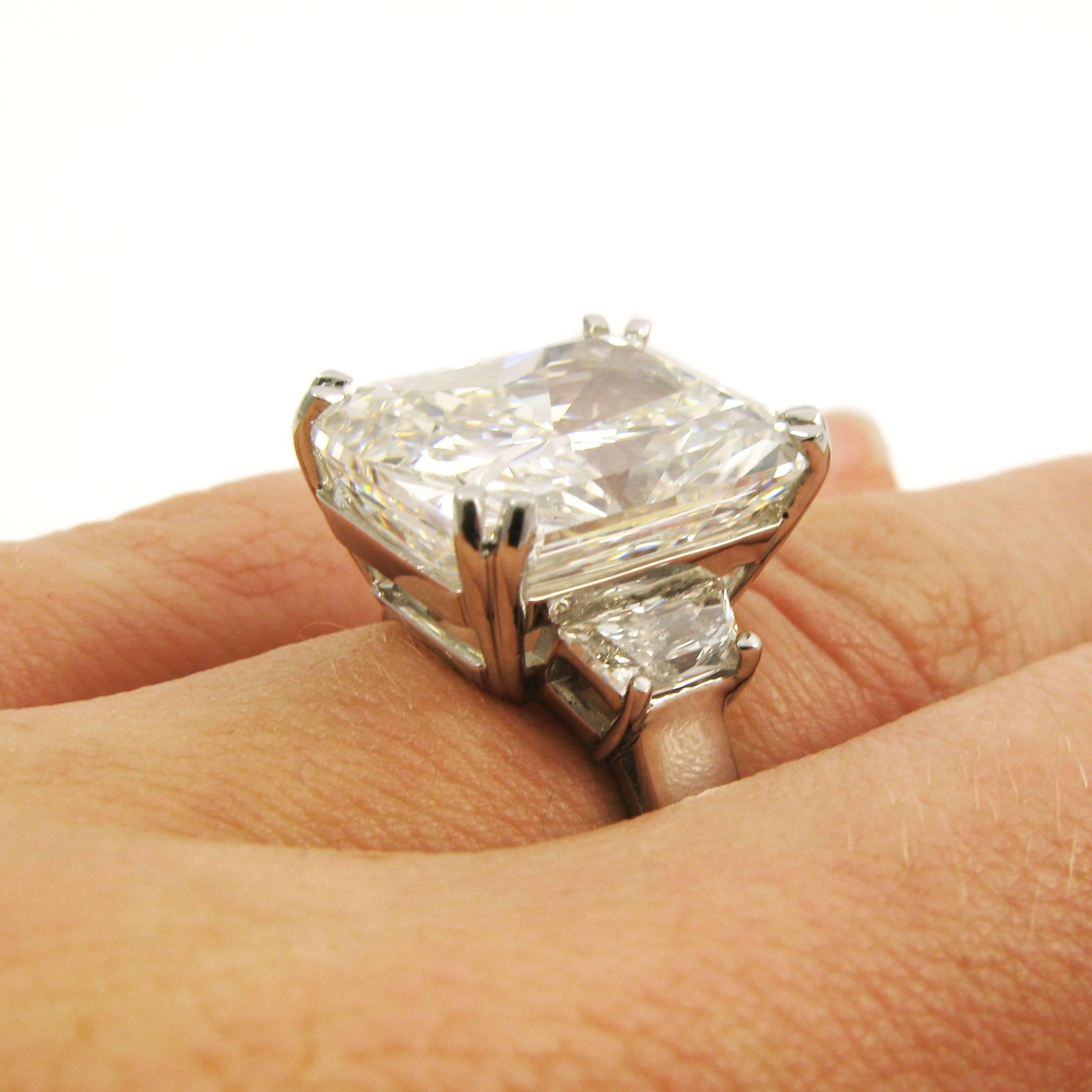 Importante bague en platine avec diamant de taille radiant de 15,14 carats G VS1 certifiée par le GIA en vente 1
