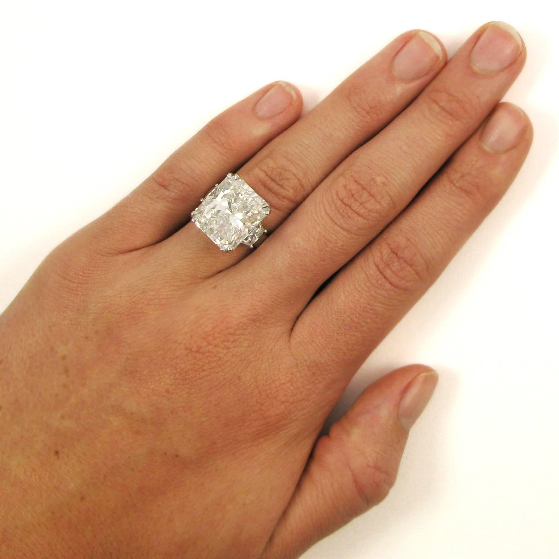 Women's or Men's Important 15.14 Carat Radiant Cut Diamond G VS1 Platinum Ring GIA Certified For Sale