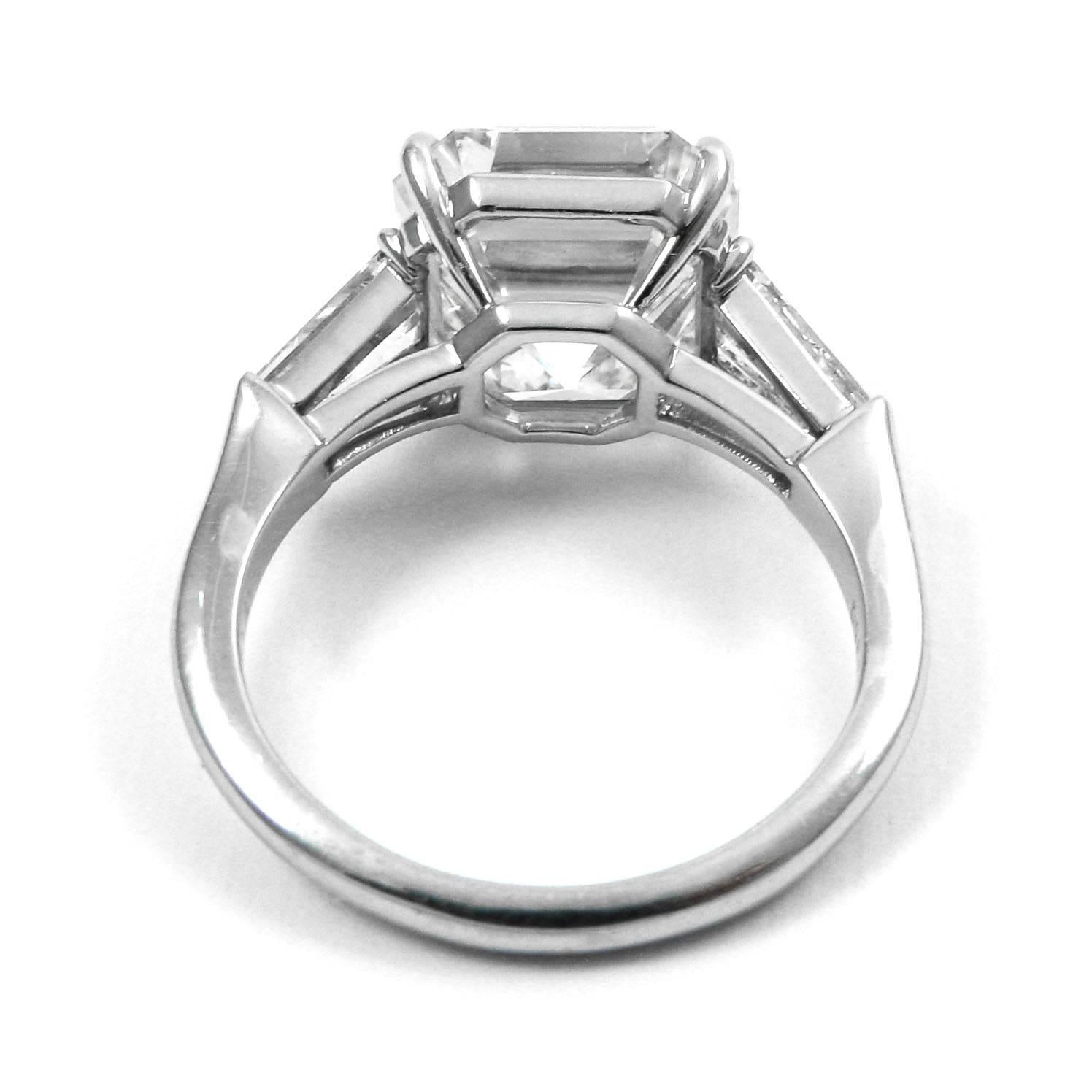 J. Birnbach Bague de fiançailles en diamant taille Asscher de 7,00 carats avec baguettes effilées Excellent état - En vente à New York, NY