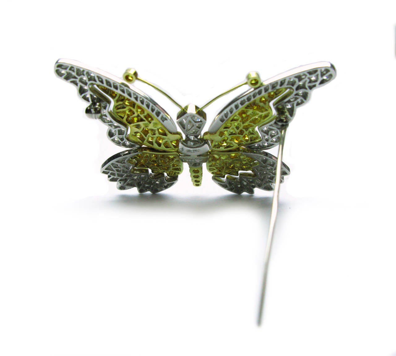 Schmetterlingsnadel mit weißen und ausgefallenen, intensiv gelben Diamanten  (Rundschliff) im Angebot