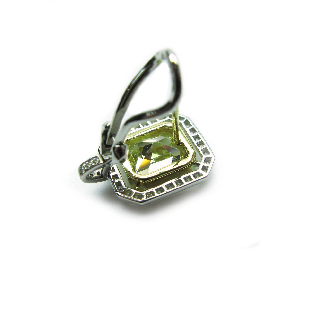 6,70 Karat GIA-zertifizierter gelber Fancy-Smaragdschliff  Diamant-Rahmen-Ohrringe im Zustand „Neu“ im Angebot in New York, NY
