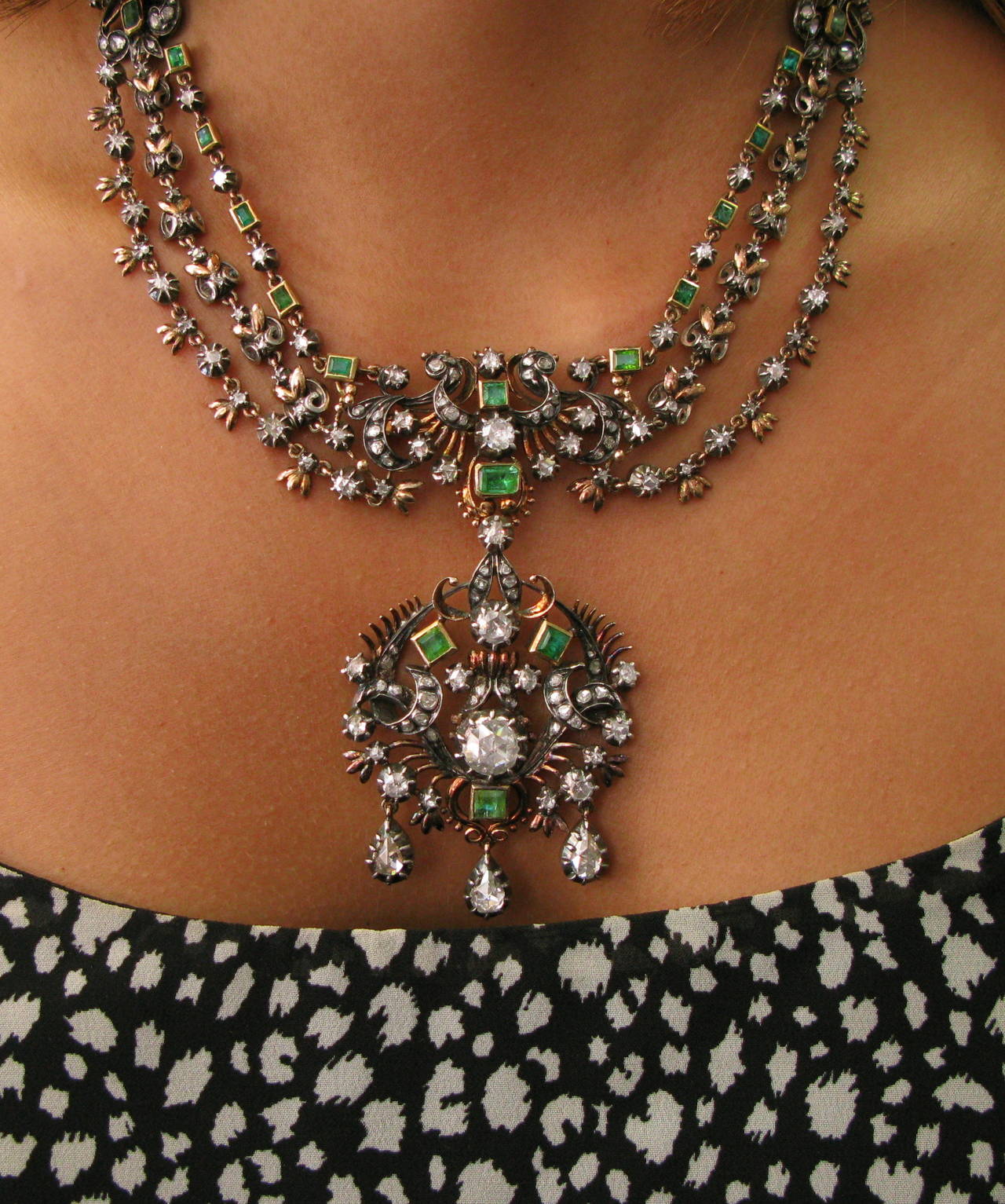 Collier convertible en émeraudes et diamants de style géorgien en vente 3