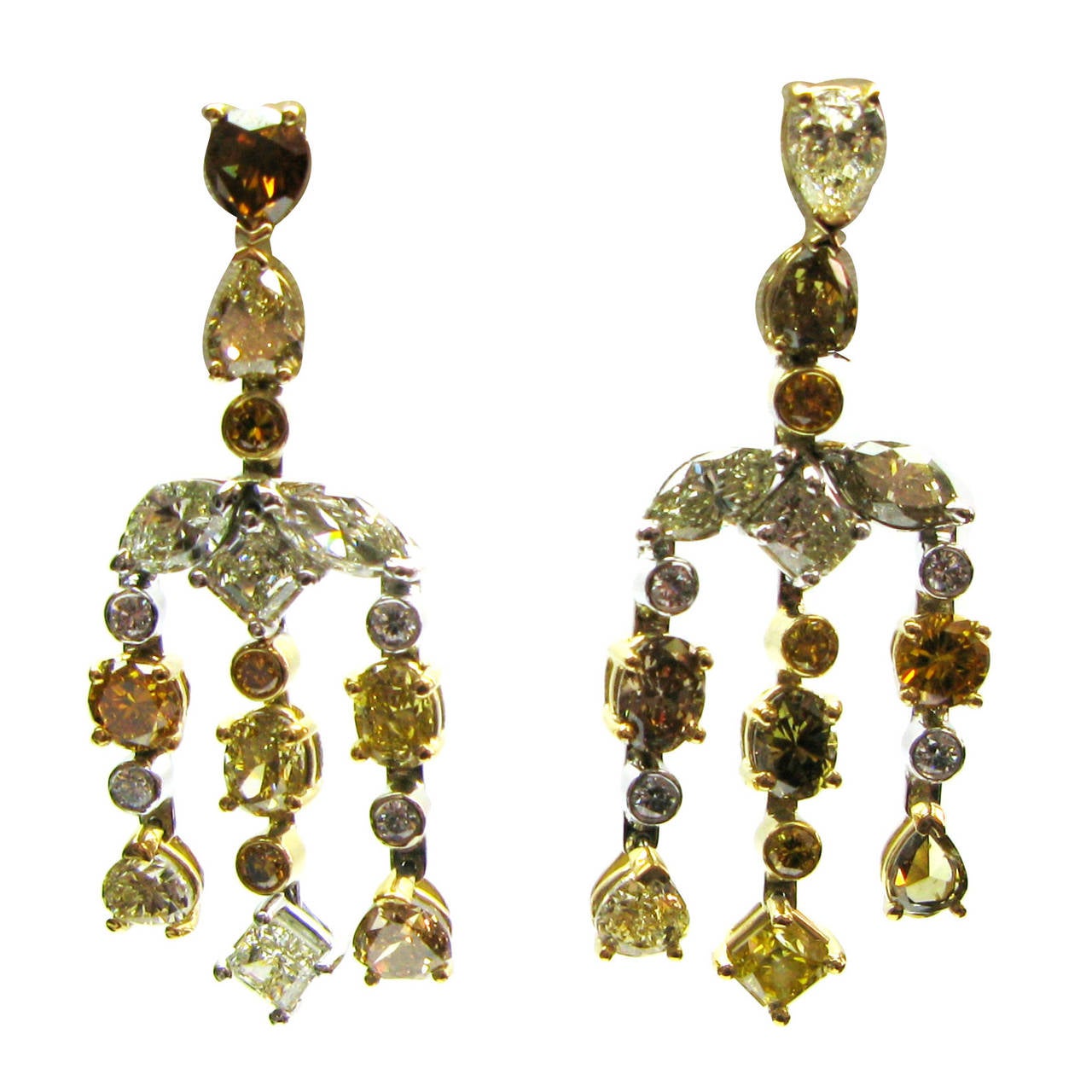 Mixed Cut Natürlicher Fancy Color Diamant Gold-Kronleuchter-Ohrringe im Angebot