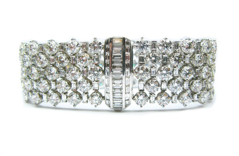 Ce spectaculaire bracelet à cinq rangs de diamants de J. Birnbach est un chef-d'œuvre ! Ce bracelet en or blanc 18 carats comporte 133 diamants ronds de taille brillant pesant 37,65 carats et 144 baguettes carrées pesant 6,81ctw. Les diamants sont