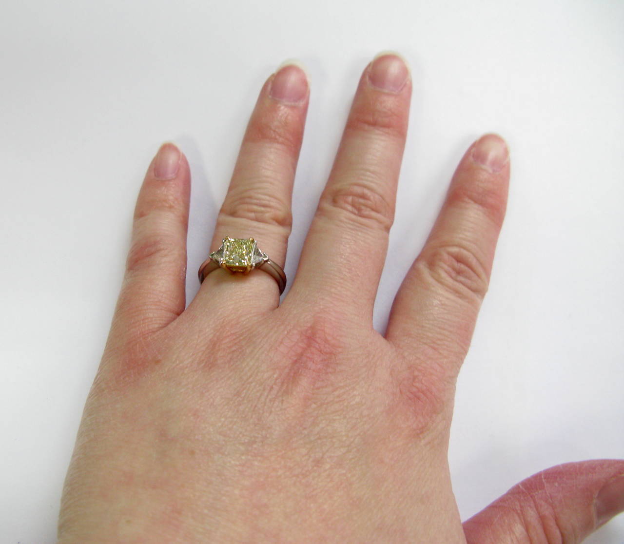 1.54ct Kanariengelb SI1 Radiant Ring mit Trillionen 1