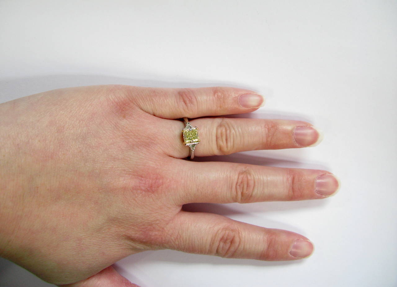 1.54ct Kanariengelb SI1 Radiant Ring mit Trillionen im Zustand „Neu“ in New York, NY