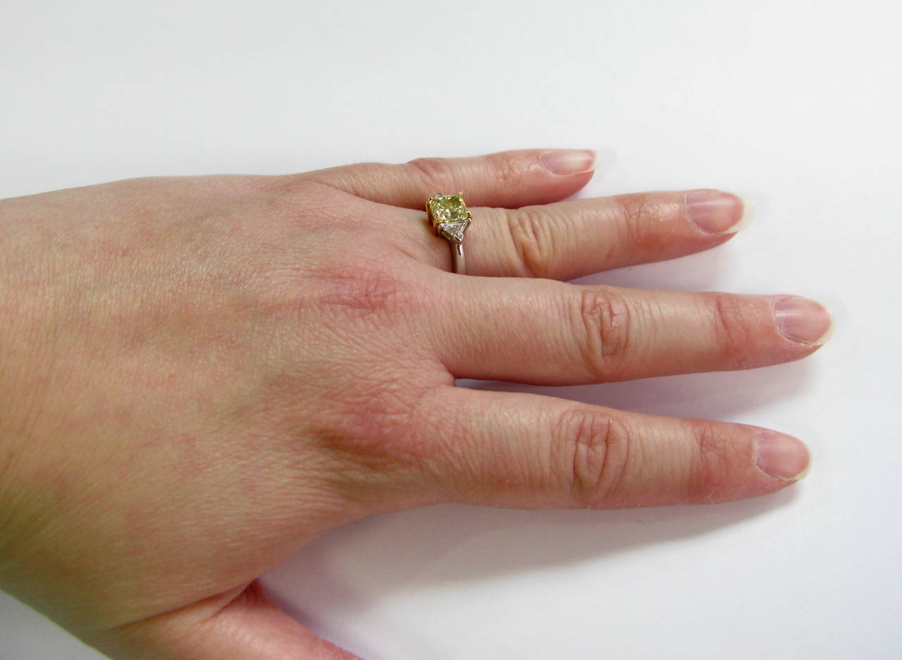 1.54ct Kanariengelb SI1 Radiant Ring mit Trillionen Damen