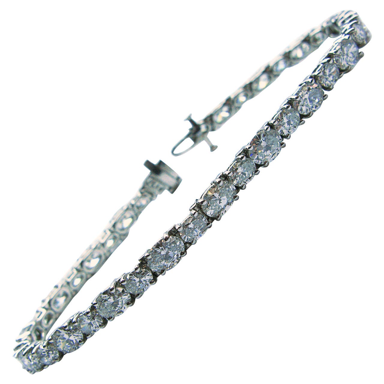 Bracelet tennis en platine avec diamants ovales