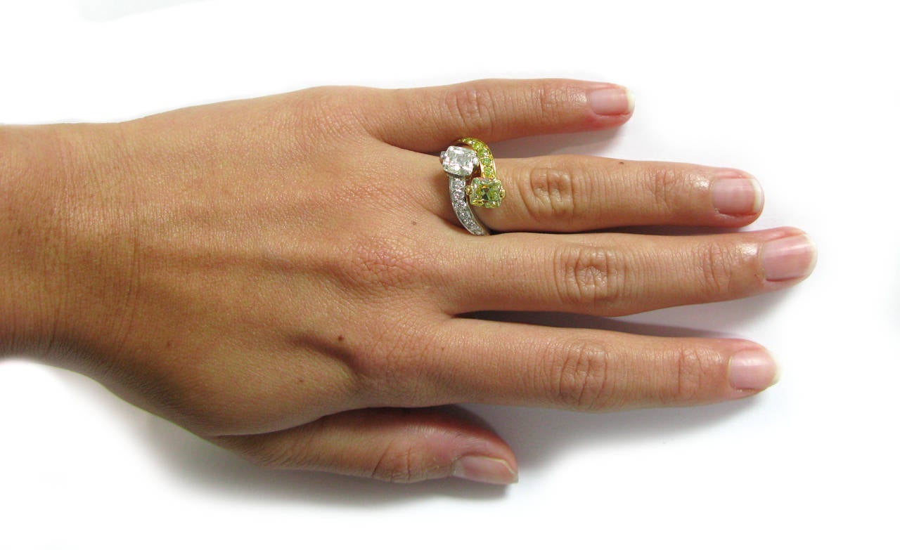 Bague jumelle élégante en or et platine avec diamants jaunes et blancs taille coussin Pour femmes en vente
