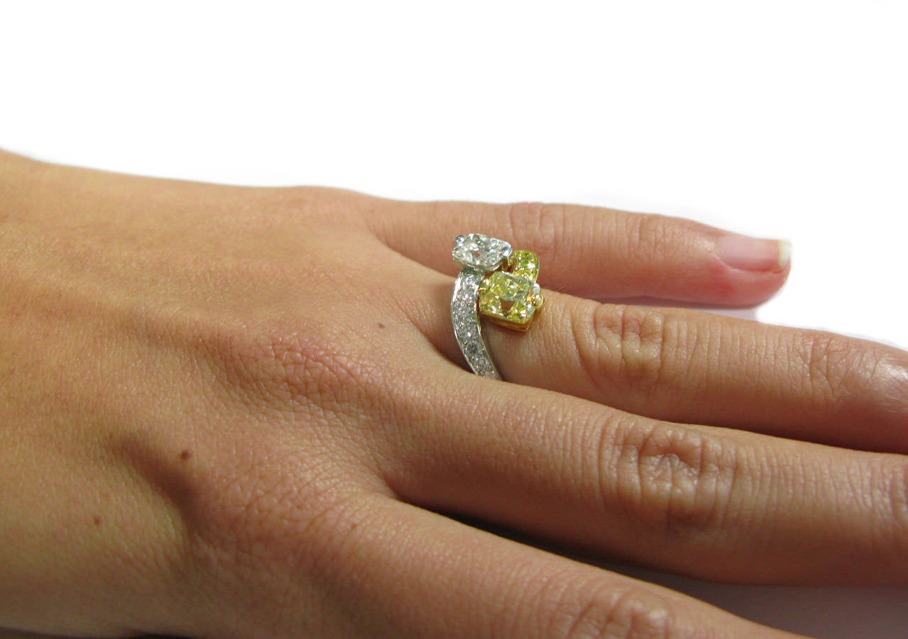 Zweier-Ring aus Gold und Platin mit gelbem und weißem Diamant im Kissenschliff im Angebot 2