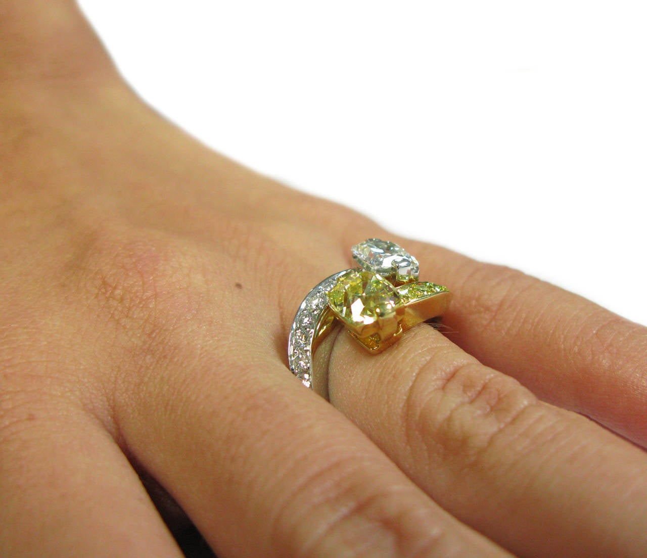 Zweier-Ring aus Gold und Platin mit gelbem und weißem Diamant im Kissenschliff im Angebot 3