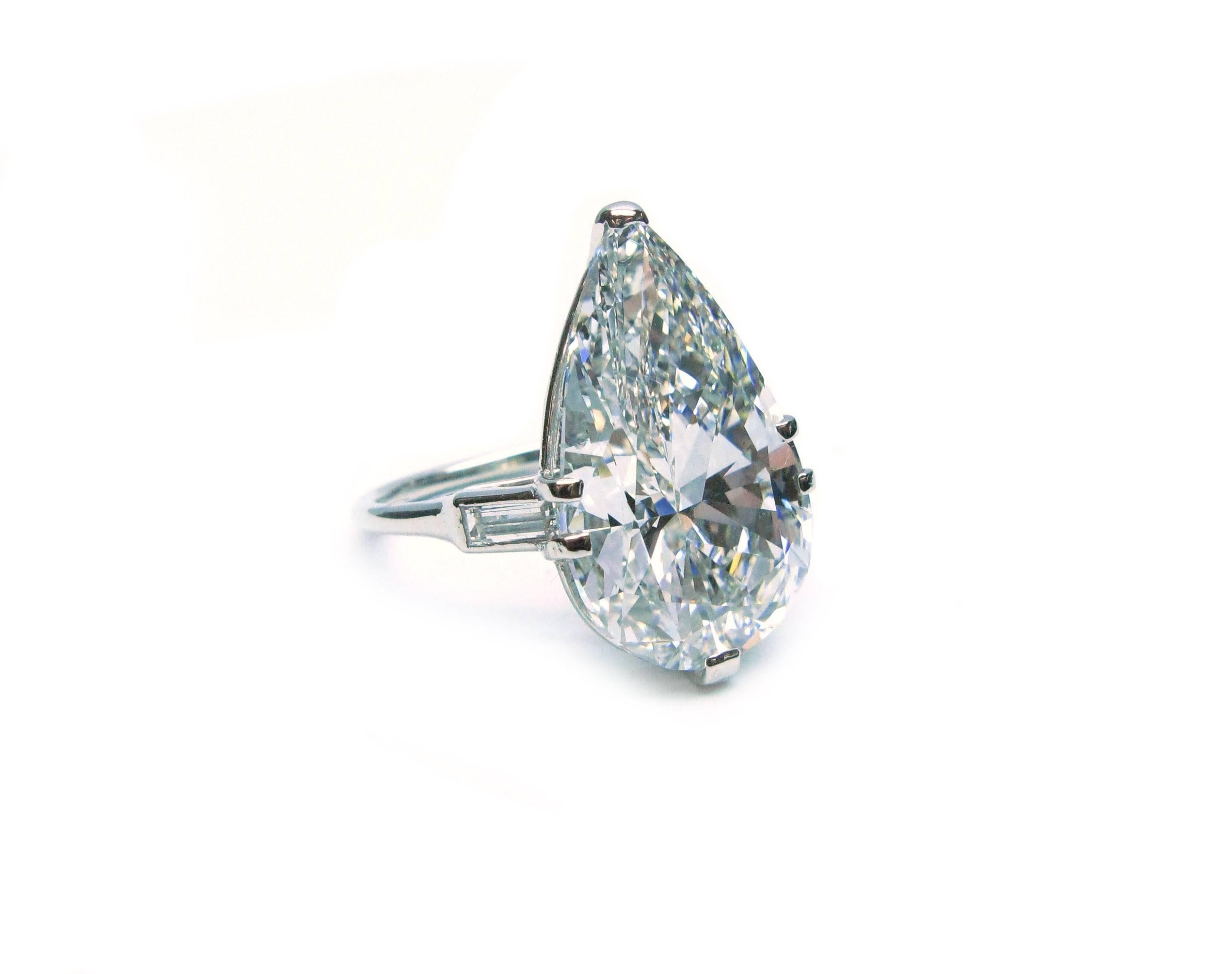 Diese spektakuläre Cartier signiert und nummeriert Platin-Ring verfügt über eine funkelnde GIA zertifiziert 10::02ct:: F Farbe:: SI1 Klarheit:: Pear geschliffenen Diamanten Mittelstein mit geraden Schnitt Baguette Diamanten Seitensteine. Dieser