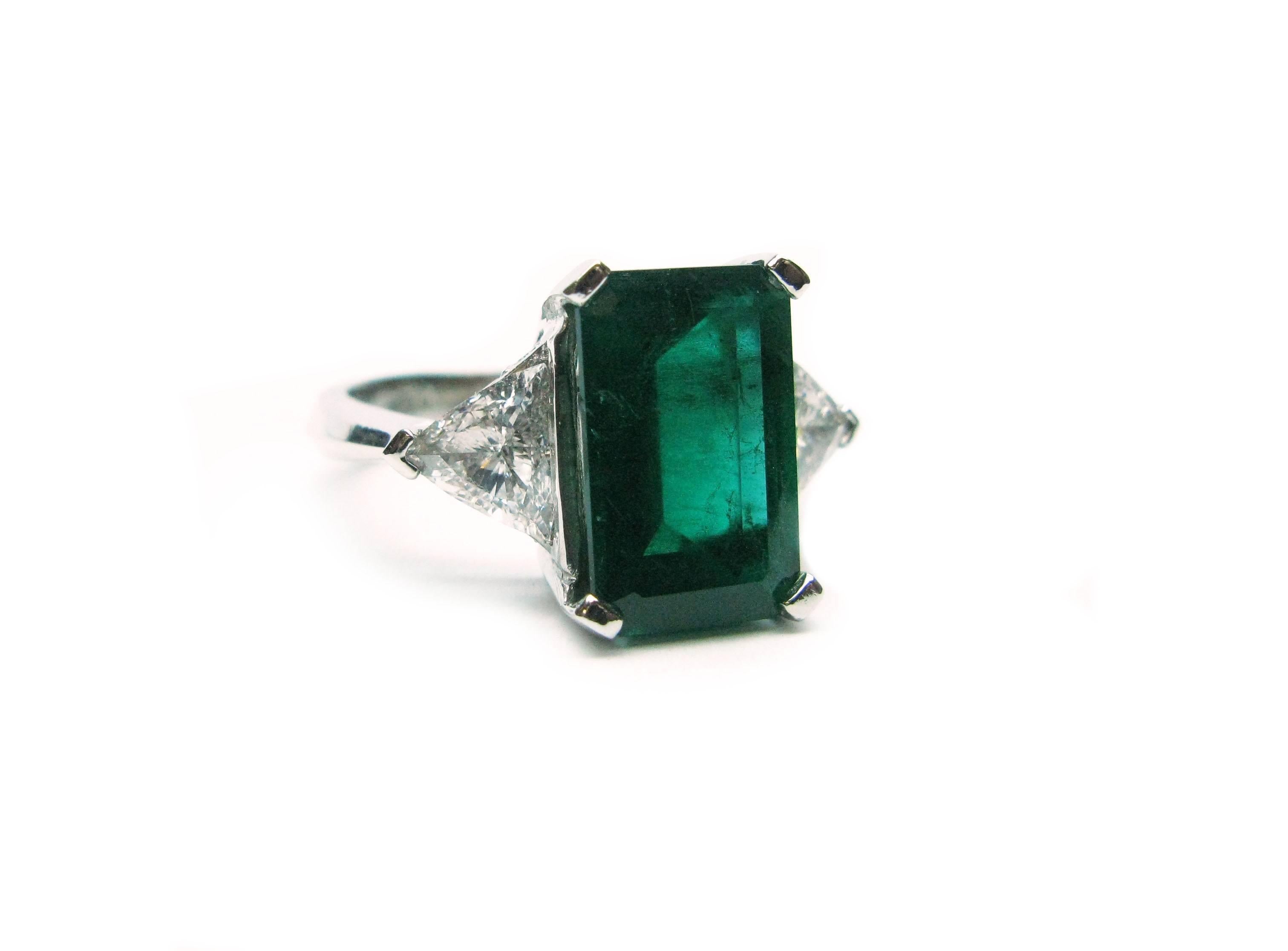 3.98 Carat Green Emerald Trillion Diamond gold Ring In Excellent Condition In New York, NY
