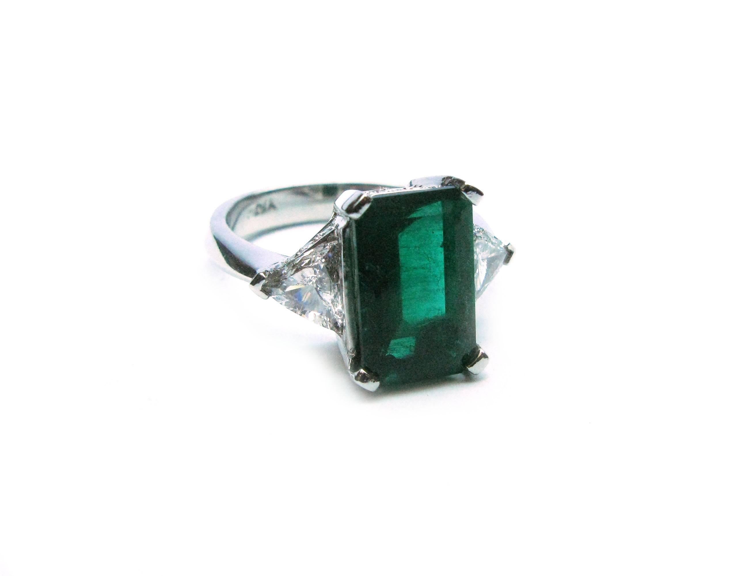 Women's 3.98 Carat Green Emerald Trillion Diamond gold Ring