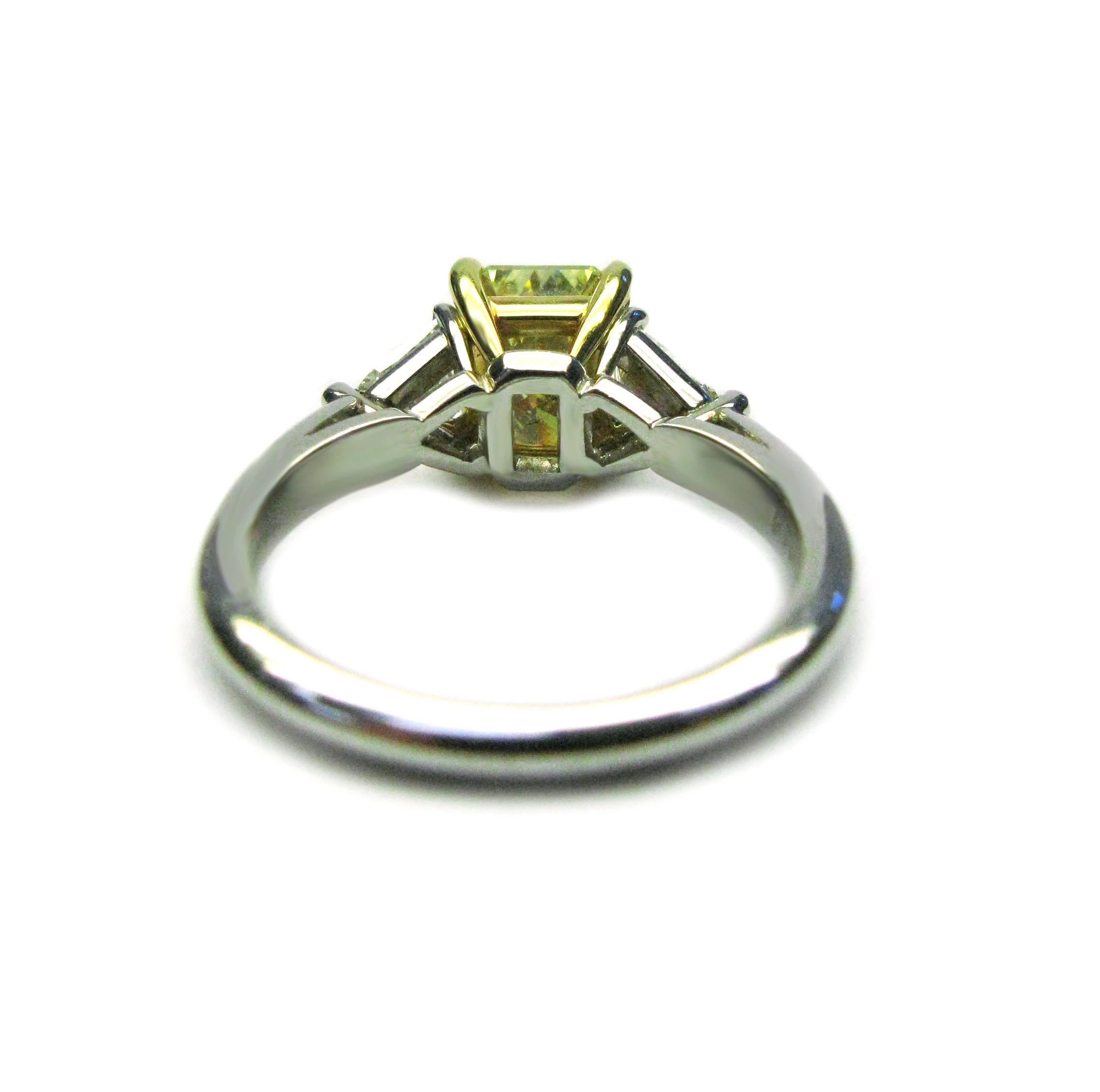 J. Birnbach 1,74 Karat Fancy Vivid Yellow Radiant Diamant Verlobungsring (Radiantschliff) im Angebot