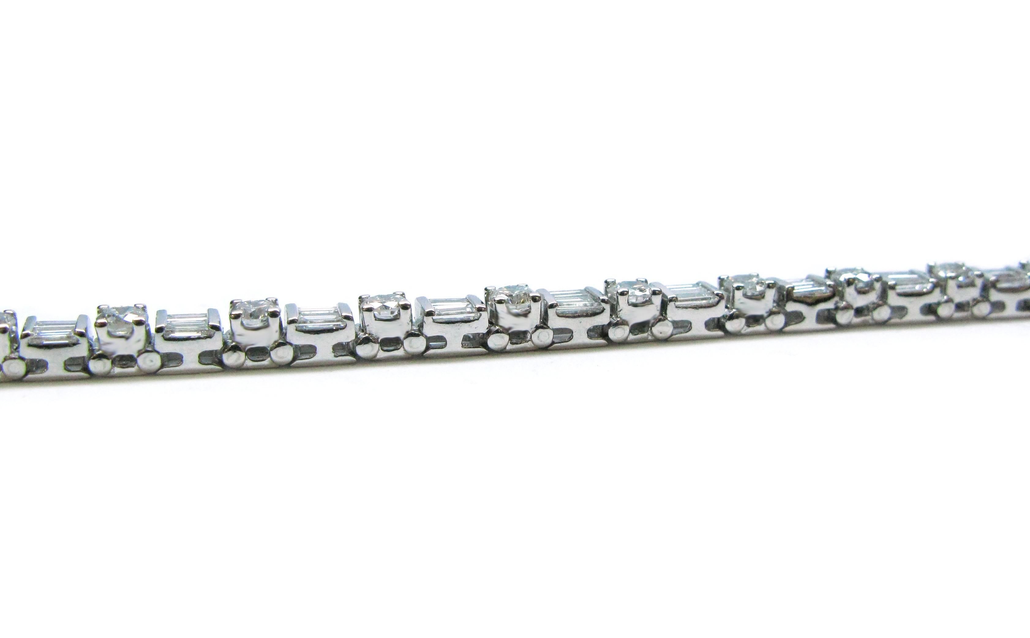 Tennisarmband aus Platin mit rundem Brillanten und Baguette-Diamanten im Zustand „Neu“ in New York, NY