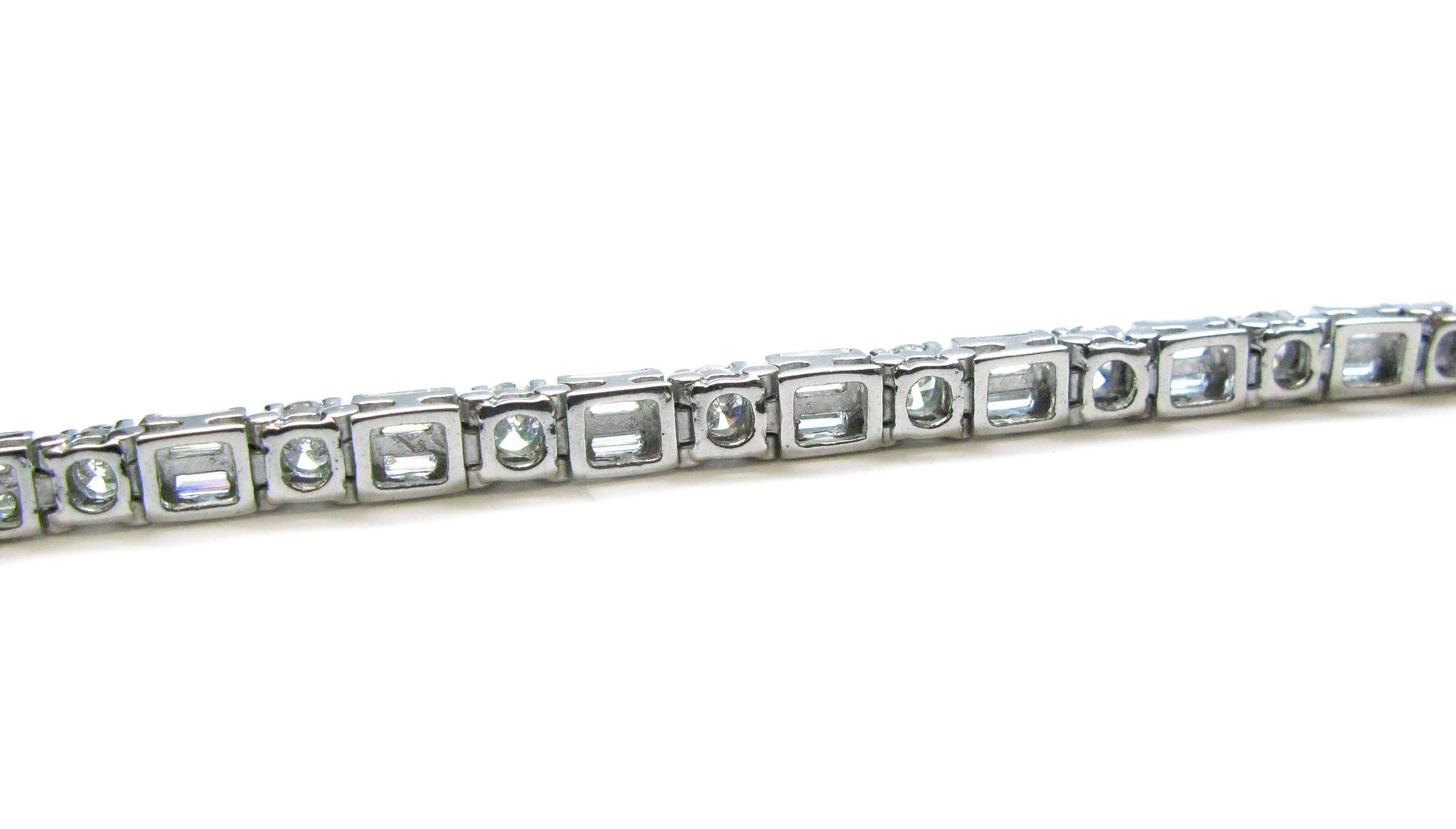 Tennisarmband aus Platin mit rundem Brillanten und Baguette-Diamanten für Damen oder Herren