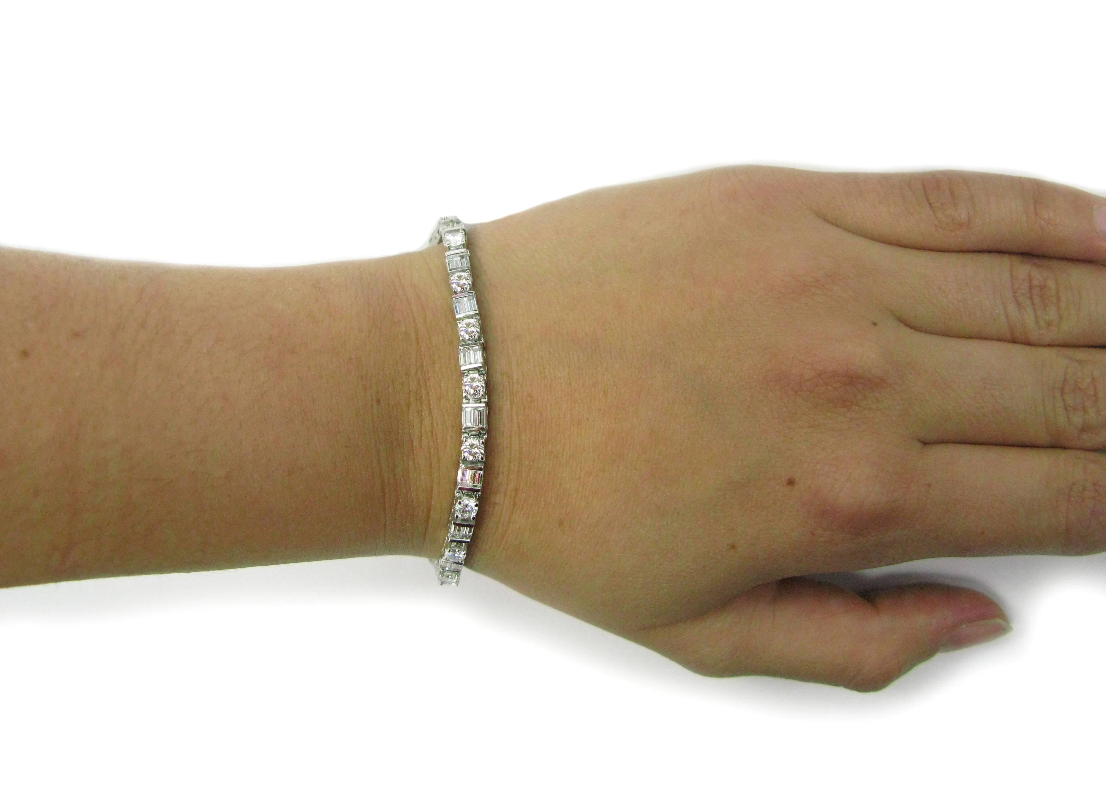 Tennisarmband aus Platin mit rundem Brillanten und Baguette-Diamanten 1