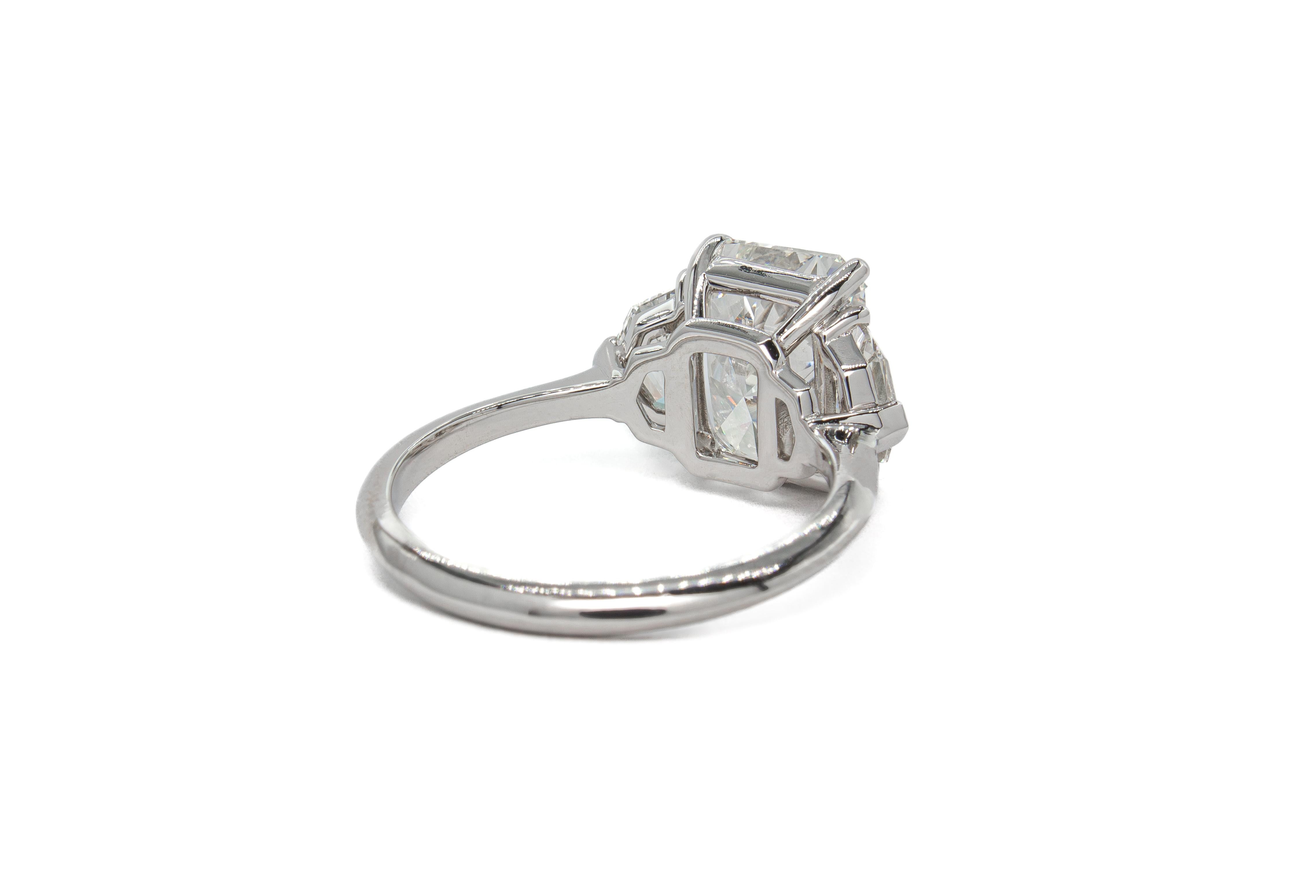 Taille radiant J. Birnbach, bague à trois pierres avec diamant taille émeraude de 3,34 carats certifié GIA J SI1