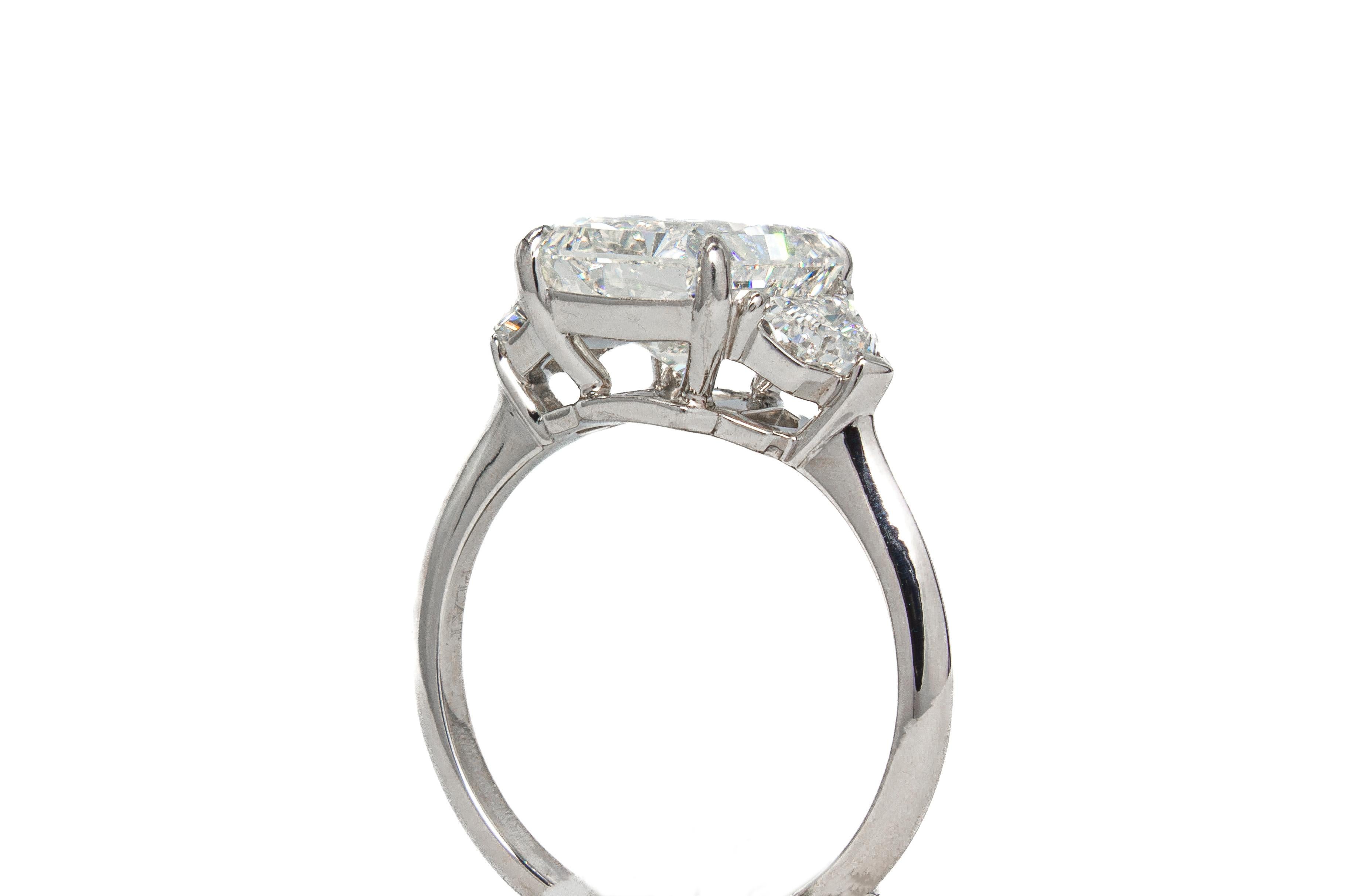  J. Birnbach, bague à trois pierres avec diamant taille émeraude de 3,34 carats certifié GIA J SI1 Unisexe 