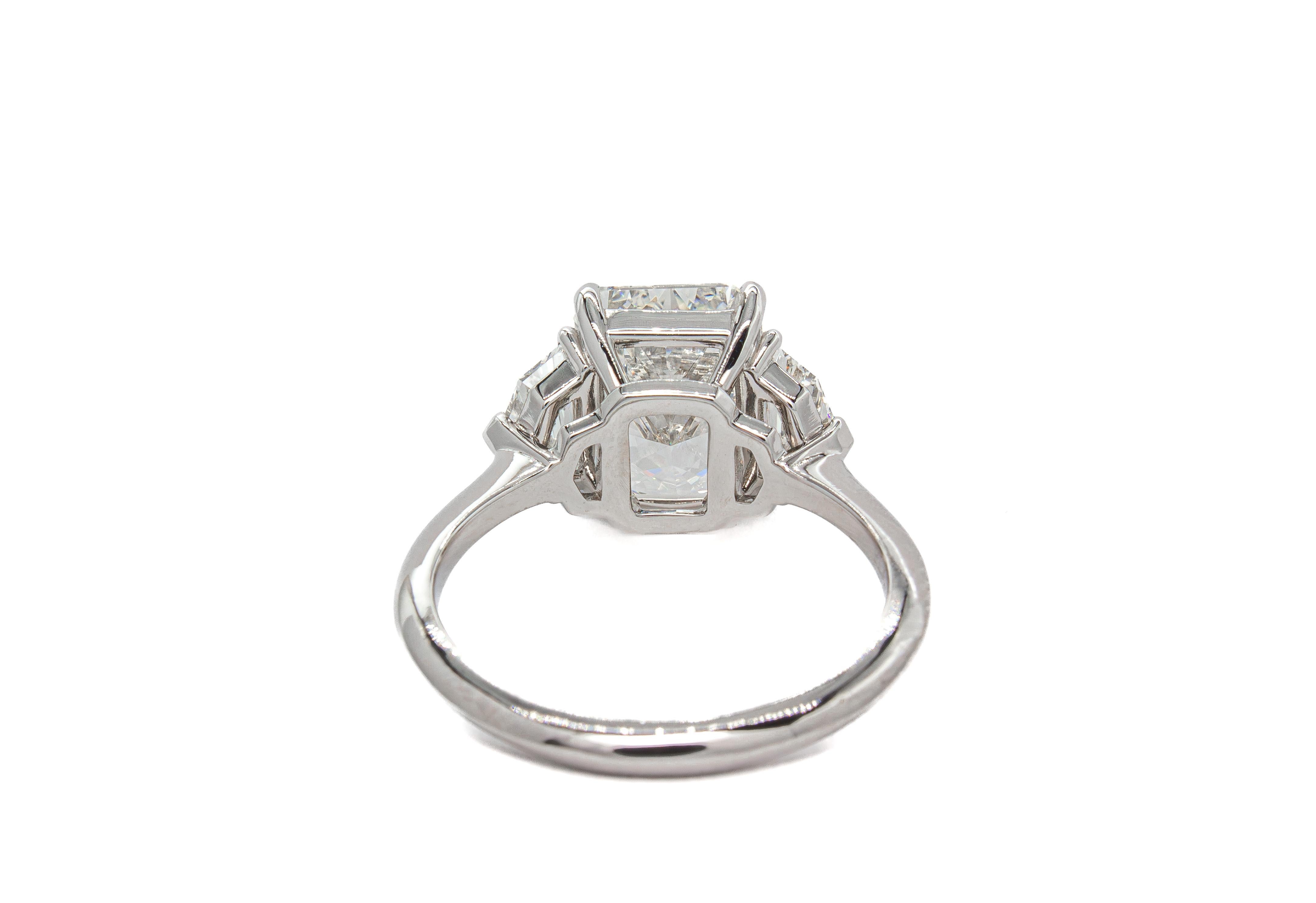 J. Birnbach, bague à trois pierres avec diamant taille émeraude de 3,34 carats certifié GIA J SI1 Neuf à New York, NY