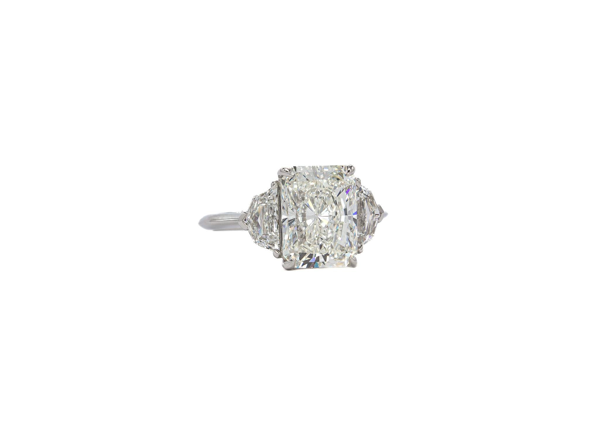 Contemporain J. Birnbach, bague à trois pierres avec diamant taille émeraude de 3,34 carats certifié GIA J SI1