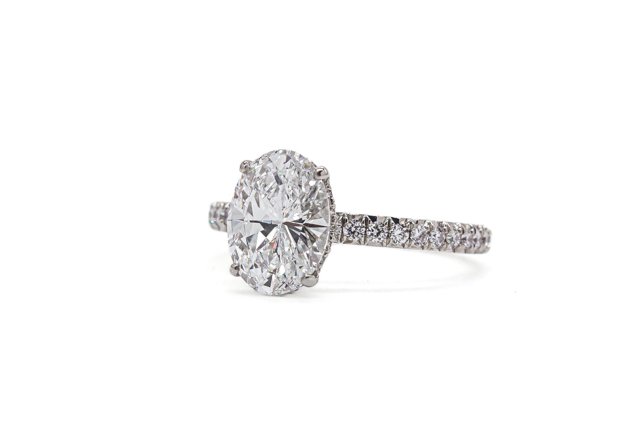 Dieser elegante Platinpavé-Ring ist mit einem spektakulären ovalen Brillanten von 1,66 Karat besetzt, der von GIA mit der Farbe D und der Reinheit VVS2 zertifiziert wurde - einer der höchstmöglichen Werte für Farbe und Reinheit. Die ovale Form