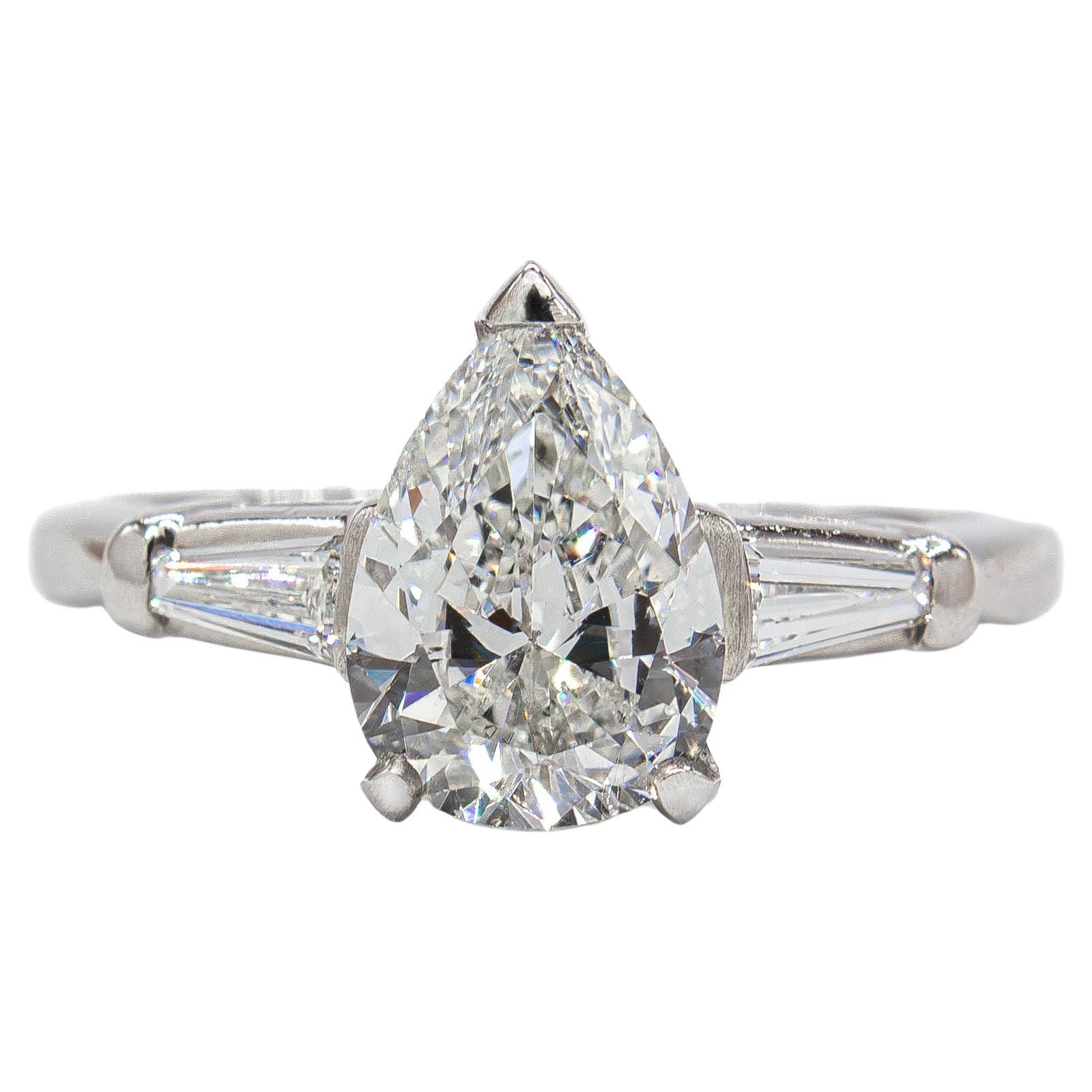 J. Birnbach GIA 1.38 Carat G SI2 Pear Shape Diamond Three-Stone Ring (bague à trois pierres)