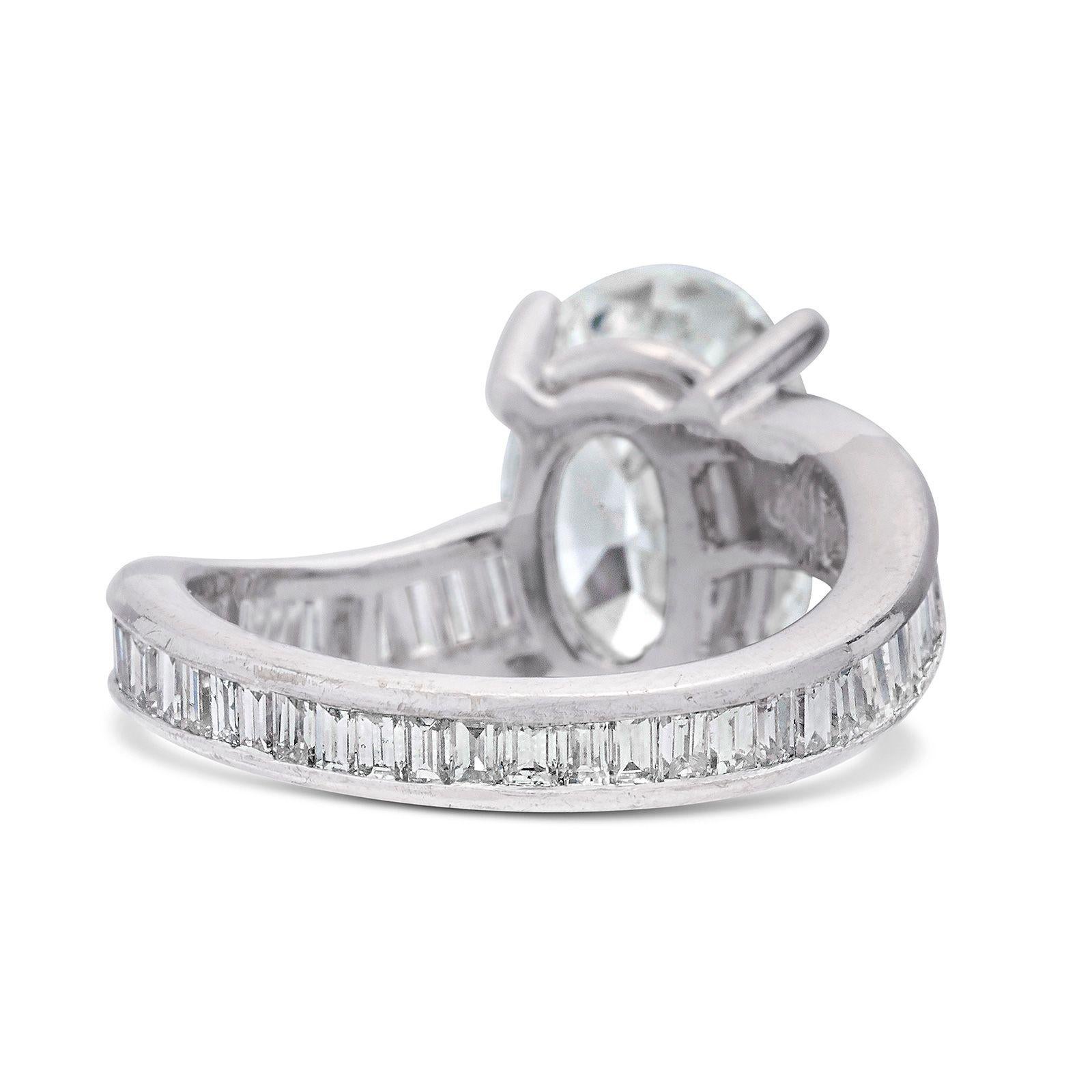 Cette bague bypass en or blanc 18 carats met en valeur un remarquable diamant ovale brillant de 3,64 carats, certifié par le GIA de couleur E et de pureté VVS1 - une combinaison exceptionnelle d'une pureté presque parfaite et d'une rare