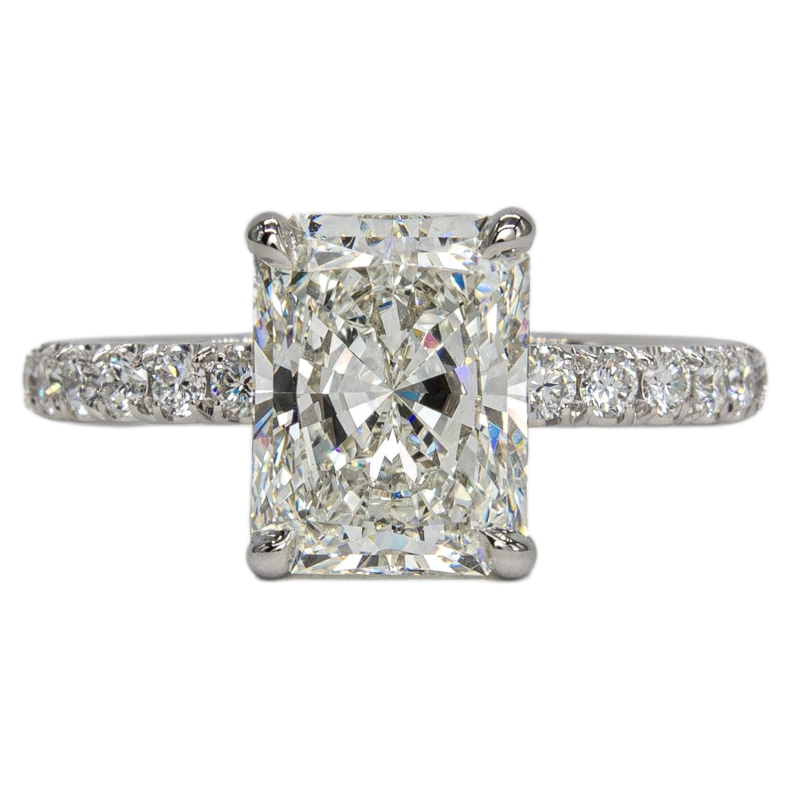 Solitaire en platine avec un diamant J. Birnbach certifié GIA de 2,05 carats, couleur J, sans défaut, taille « radiant »