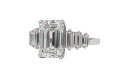 Bague en platine à sept pierres, sertie d'un diamant taille émeraude de 3,50 carats, de qualité G, pureté SI1, certifié GIA, de la marque J. Birnbach