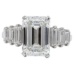Bague en platine à sept pierres, sertie d'un diamant taille émeraude de 3,50 carats, de qualité G, pureté SI1, certifié GIA, de la marque J. Birnbach