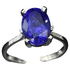 Anello in platino con tanzanite ovale e diamante da 4,56 carati